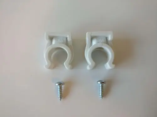 Zwei weiße Rohr-Clips sowie zwei Schrauben, geeignet zur Befestigung von Rohren. Produktdetails oder Markenaufdruck sind nicht zu erkennen.